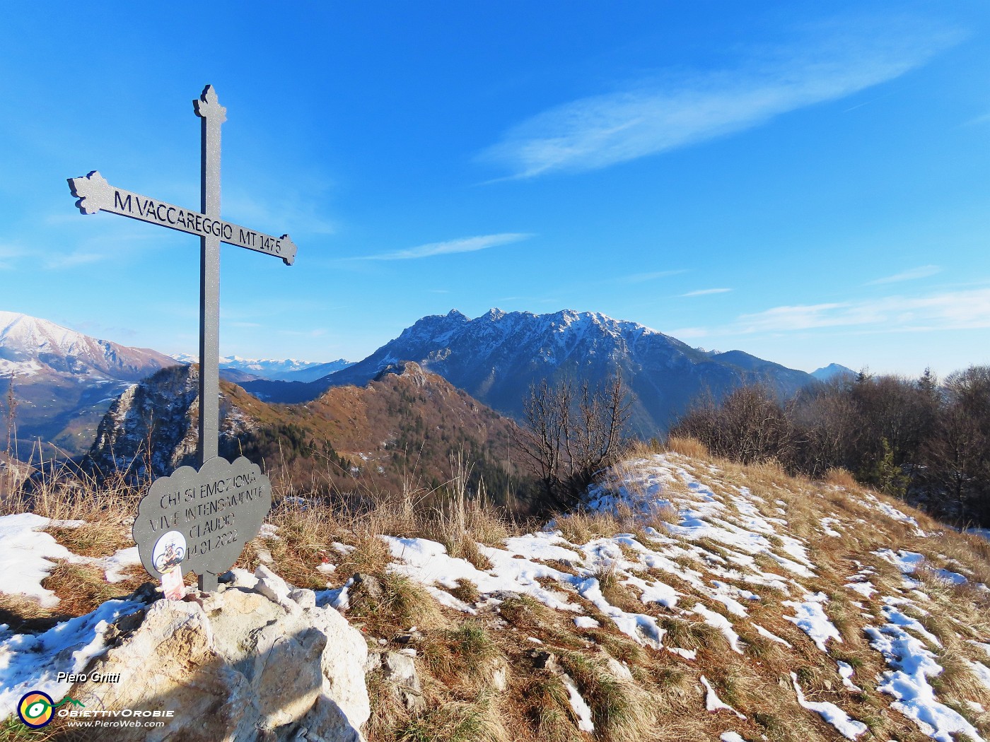 40 Alla croce del Vaccareggio (1475 m) con vista in Alben .JPG